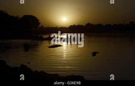 Lahore, Pakistan. 24. April 2016. Ein Blickfang bedeutenden Blick auf den Sonnenuntergang durch Ravi Fluß in den Himmel. © Rana Sajid Hussain/Pacific Press/Alamy Live-Nachrichten Stockfoto