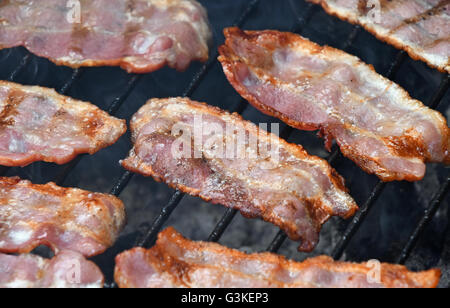 Speckscheiben knusprig geräucherte gegrillte Grillen, gekocht auf Rauch Barbeque-Grill, Nahaufnahme Stockfoto
