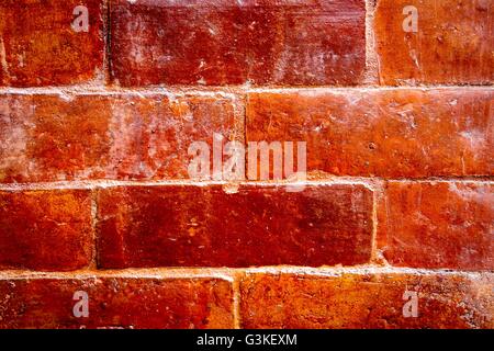 Gurange Hintergrund Textur von Backsteinen. Stockfoto