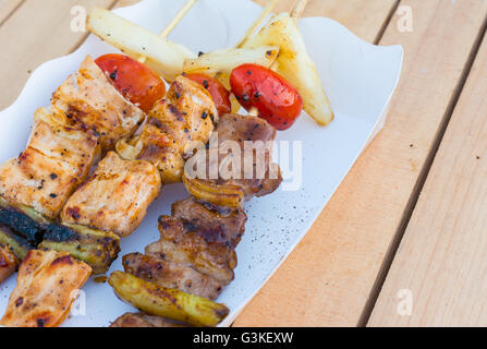 Streetfood BBQ auf Holztisch Hintergrund Stockfoto