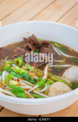 Nudelsuppe mit Rindfleisch in thai oder chinesischen Stil auf Tabellenhintergrund Stockfoto