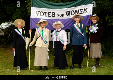 Fünf Frauen, gekleidet in historischen Kostümen als Suffragette Demonstranten Stockfoto