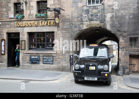 Tolbooth Tavern Pub und schwarzen Taxi Taxi auf High Street - Royal Mile, Edinburgh, Schottland Stockfoto