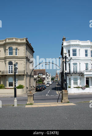 Western-Place, Worthing, Blick nach Norden in Richtung der Holy Trinity Church Stockfoto