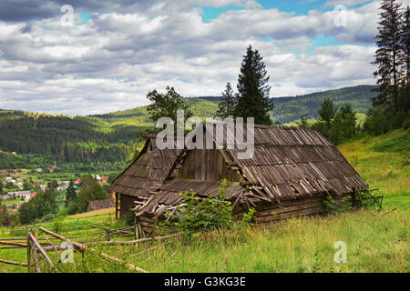 Verlassenes Haus in Nowotarski Berge, Ukraine. Stockfoto