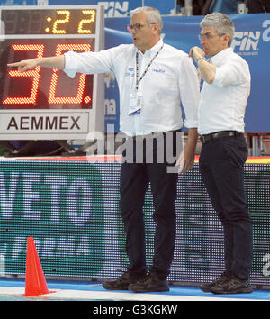 Triest, Italien. 6. April 2016. Alessandro Campagna Trainer von Italien (L) Gesten, während die Männer-Wasserball Olympia-Qualifikationsturnier-Spiels zwischen Italien / Nederlands © Andrea Spinelli/Pacific Press/Alamy Live News Stockfoto