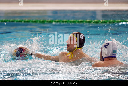 Triest, Italien. 6. April 2016. Paul Schuler Deutschlands mit dem Ball in der Männer Wasserball Olympia-Qualifikationsturnier Übereinstimmung zwischen Kasachstan / Deutschland © Andrea Spinelli/Pacific Press/Alamy Live News Stockfoto