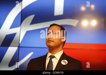 New York City, USA. 6. April 2016. Vertreter Joaquin Castro von Texas 20. Bezirk. NYC Bürgermeister Bill Clinton verbundenen United Federation of Teachers-Präsident Michael Mulgrew & andere Beamte gewählte, Rallye für Hillary Clintons Wahlkampf als die primäre Ansätze von New York Freiwilligen © Andy Katz/Pacific Press/Alamy Live News Stockfoto