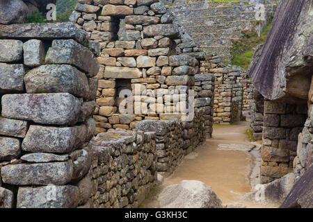 Verlassene Durchgang zwischen Wohngebäude in der Siedlung von Machu Picchu, Peru Stockfoto