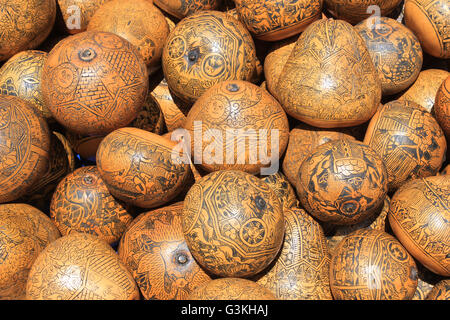 Geschnitzte Kürbisse zum Verkauf an der Outdoor-Kunsthandwerksmarkt in Otavalo, Ecuador Stockfoto