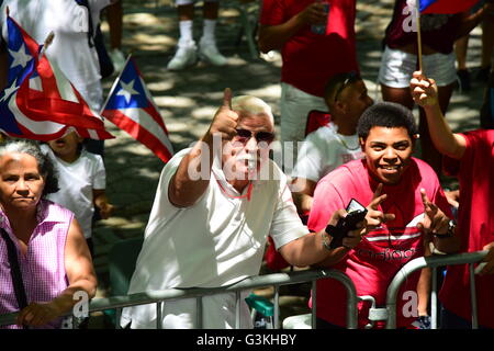 New York City, USA. 12. Juni 2016. Hunderttausende Menschen füllten die Straßen von Manhattan & Brooklyn, NYC 59. jährliche Puerto Rico Tag beginnend mit einer Parade unter der Leitung von Bürgermeister Bill de Blasio, wer später eine kurze Pressekonferenz zu potentiellen Terrorismus diskutieren vor dem Hintergrund der Orlando-Nachtclub-Massaker statt zu feiern. © Andy Katz/Pacific Press/Alamy Live-Nachrichten Stockfoto