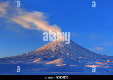 Schönen Winter Vulkanlandschaft der Kamtschatka-Halbinsel: Ansicht der Ausbruch aktiven Vulkans Klyuchevskoy bei Sonnenaufgang. Stockfoto