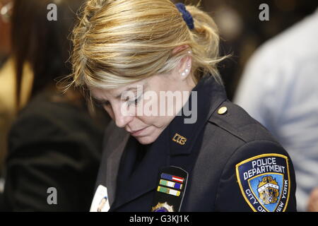 New York City, USA. 5. Mai 2016. Feierlicher Moment für uniformierter Beamter nach der Enthüllung. NYC Bürgermeister Bill de Blasio & NYPD Kommissar William Bratton eine feierliche jährliche Zeremonie bei One Police Plaza hinzufügen von leitete Namen auf des NYPD Memorial Wall der Offiziere, die in der Linie der Pflicht oder unter Umständen im Zusammenhang mit der Pflicht gestorben © Andy Katz/Pacific Press/Alamy Live News Stockfoto