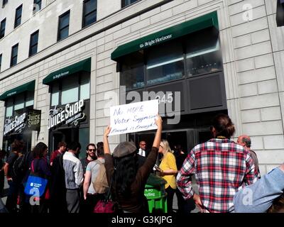 Brooklyn, USA. 20. April 2016. Protest gegen Vorstandswahlen in Brooklyn New York über die (120.000 Wähler fallen gelassen) direkt vor der Grundschule. © Mark Apollo/Pacific Press/Alamy Live-Nachrichten Stockfoto