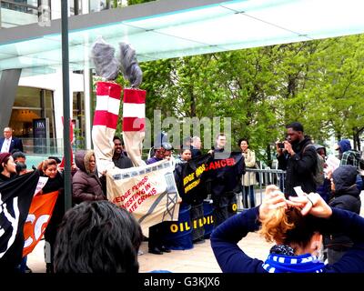 Hedge-Clipper Rallye und Protest gegen Sohn Konferenz Lincoln Center NYC - Say NO to #CancerousCash The Sohn Konferenz zieht die größten Namen im Finanzgeschäft investierende Ideen für einen "guten Zweck" zu diskutieren: Gelder für pädiatrische Krebs. Die verborgene Wahrheit ist, dass sie die gleichen Investoren machen Millionen mit dem Ausbau einer sehr bekannten krebserregenden Industrie: fossile Brennstoffe. (Foto von: Mark Apollo/Pacific Press) Stockfoto