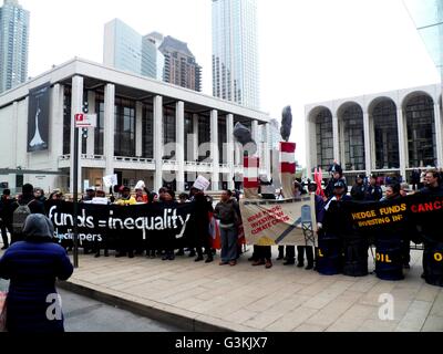 Hedge-Clipper Rallye und Protest gegen Sohn Konferenz Lincoln Center NYC - Say NO to #CancerousCash The Sohn Konferenz zieht die größten Namen im Finanzgeschäft investierende Ideen für einen "guten Zweck" zu diskutieren: Gelder für pädiatrische Krebs. Die verborgene Wahrheit ist, dass sie die gleichen Investoren machen Millionen mit dem Ausbau einer sehr bekannten krebserregenden Industrie: fossile Brennstoffe. (Foto von: Mark Apollo/Pacific Press) Stockfoto