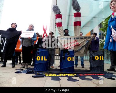 Hedge-Clipper Rallye und Protest gegen Sohn Konferenz Lincoln Center NYC - Say NO to #CancerousCash The Sohn Konferenz zieht die größten Namen im Finanzgeschäft investierende Ideen für einen "guten Zweck" zu diskutieren: Gelder für pädiatrische Krebs. Die verborgene Wahrheit ist, dass sie die gleichen Investoren machen Millionen mit dem Ausbau einer sehr bekannten krebserregenden Industrie: fossile Brennstoffe. (Foto von: Mark Apollo/Pacific Press) Stockfoto