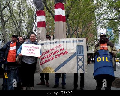 Hedge-Clipper Rallye und Protest gegen Sohn Konferenz Lincoln Center NYC - Say NO to #CancerousCash The Sohn Konferenz zieht die größten Namen im Finanzgeschäft investierende Ideen für einen "guten Zweck" zu diskutieren: Gelder für pädiatrische Krebs. Die verborgene Wahrheit ist, dass sie die gleichen Investoren machen Millionen mit dem Ausbau einer sehr bekannten krebserregenden Industrie: fossile Brennstoffe. (Foto von: Mark Apollo/Pacific Press) Stockfoto