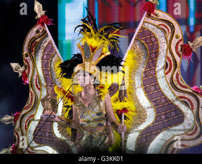 Pasay City, Philippinen. 15. April 2016. Jhoanne Tanada Iloilo steht auf der Bühne in Iloilo des Dinagyang Festival Kostüm bei der jährlichen Reyna ng Aliwan Festzug bei der Aliwan-Fiesta in Pasay City. Sechzehn Frauen konkurrieren um den Titel des Festival-Queen, die morgen Abend gekrönt wird. Aliwan Fiesta ist eine jährliche Veranstaltung, wo verschiedene kulturelle Festivals der verschiedenen Provinzen in das Land versammeln sich in der Straße zu tanzen, zu konkurrieren Wettbewerb und Schönheit Pageant schweben. Ziel ist es, verschiedene philippinische Kultur und Erbe zu präsentieren. © Marlo Cueto/Pacific Press/Alamy Live-Nachrichten Stockfoto