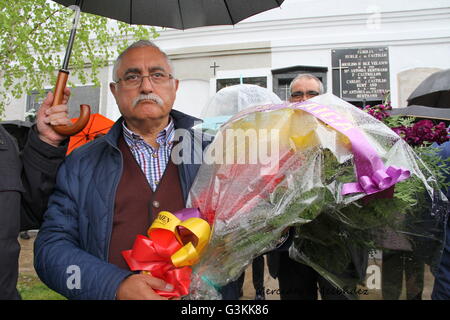 Gijón, Spanien. 14. April 2016. Auf dem Friedhof des "El Sucu' in Ciares fand die traditionelle Kranz am Massengrab wo Republikaner unterdrückt werden. Diese Aktivität wird in Erinnerung an den Jahrestag der 14. April 1931, Datum der Ausrufung der zweiten spanischen Republik durchgeführt. © Mercedes Menendez/RoverImages/Pazifik Presse/Alamy Live-Nachrichten Stockfoto