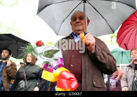 Gijón, Spanien. 14. April 2016. Auf dem Friedhof des "El Sucu' in Ciares fand die traditionelle Kranz am Massengrab wo Republikaner unterdrückt werden. Diese Aktivität wird in Erinnerung an den Jahrestag der 14. April 1931, Datum der Ausrufung der zweiten spanischen Republik durchgeführt. © Mercedes Menendez/RoverImages/Pazifik Presse/Alamy Live-Nachrichten Stockfoto