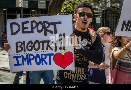 New York, Vereinigte Staaten von Amerika. 16. April 2016. Tausende marschierten in New York City von Foley Square in der Innenstadt von Manhattan zum Union Square. "März für Bernie" kam zwei Tage nach Sanders und demokratischen Gegner Hillary Clinton in einer Fernsehdiskussion in Brooklyn, und drei Tage vor dem New York Staat primäre konfrontiert. © Michael Nigro/Pacific Press/Alamy Live-Nachrichten Stockfoto