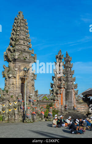 Gläubigen im Tempel Pura Ulun Danu Batur, Bali, Indonesien Stockfoto