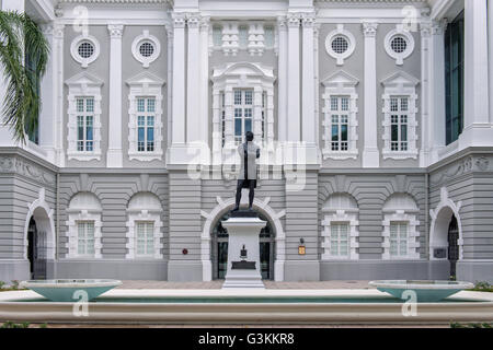 Sir Stamford Raffles Statue vor dem Victoria Theater und Konzerthalle, kolonialen Stadtteil, Singapur Stockfoto