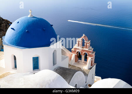 Stadt Oia auf Santorin, Griechenland. Traditionelle und berühmte Häuser und Kirchen mit blauen Kuppeln über die Caldera, Ägäis Stockfoto