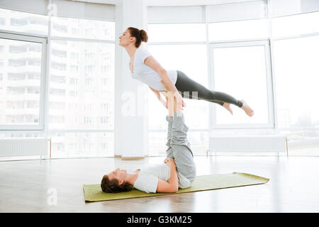 Schöne junge Paar gemeinsam Acro Yoga Studio Stockfoto