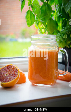 Orange und Karotten-Saft, gesundes Entsaften Stockfoto