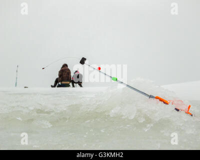 Eisfischen Sie in Zentralrussland an der Wolga Stockfoto