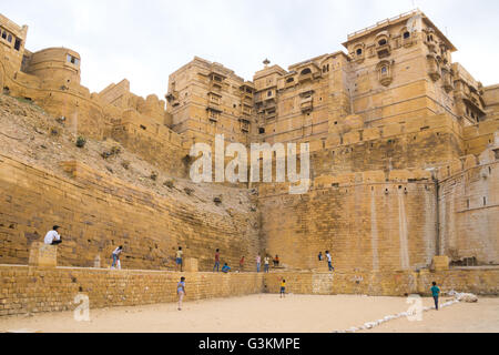 Kinder spielen Cricket vor Jaisalmer Fort Stockfoto