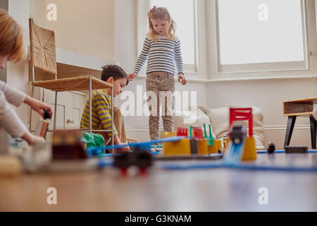 Junge Mädchen und Jungen spielen mit Spielzeug Zug set Stockfoto