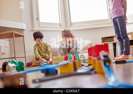 Kleine Kinder spielen mit Spielzeug Zug set Stockfoto