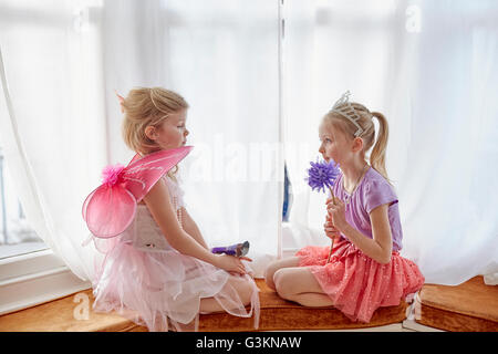 Zwei junge Mädchen verkleidet, Gesicht sitzen Stockfoto