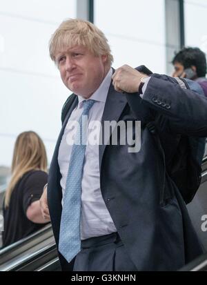 Boris Johnson kommt am Bahnhof Reading Berkshire, für einen Tag im Rahmen der Abstimmung verlassen EU-Referendum Kampagne Kampagnen. Stockfoto