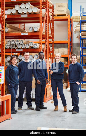 Porträt der Fabrik Arbeitsteam in Fabrik Lager Stockfoto