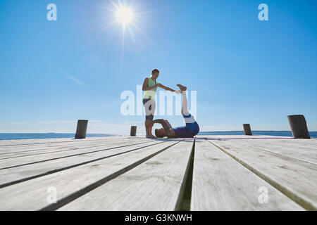 Mitte Abstand Blick der Frauen auf die Pier Ausübung Stockfoto