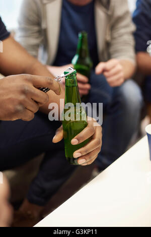Zugeschnittenen Überblick mans Hände Flasche Bier zu öffnen Stockfoto