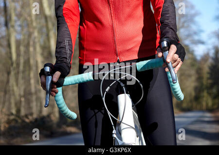 Ansicht der Womans Mittelteil auf Mountainbike beschnitten Stockfoto