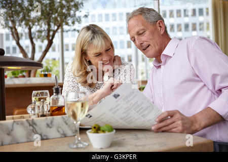 Reife dating paar Lesung Menü am Tisch im restaurant Stockfoto