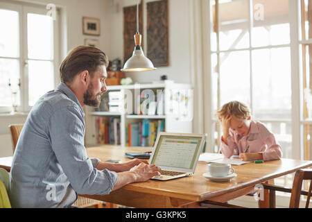 Vater und Sohn arbeiten im home-office Stockfoto