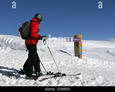 Setzen auf den Skiern von der männlichen, Grindlewald abstammen Stockfoto