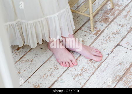 Geringen Teil der Frau stand barfuß auf weiß gewaschen Dielen Stockfoto
