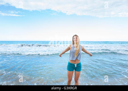 Porträt der jungen Frau mit Armen öffnen im Meer, Dominikanische Republik, Karibik Stockfoto