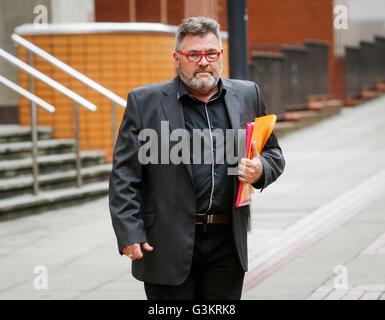 Black Lace Sänger Dene Michael - richtiger Name Dene Michael Betteridge, verlässt Leeds Crown Court nach seinem Fall in Bezug auf ein £25.000 nutzen Betrug, erst zu einem späteren Zeitpunkt vertagt wurde. Stockfoto