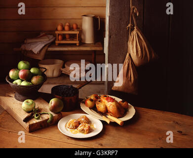 Stillleben mit traditionelle Country Farm-House-Szene, mit Kochen Äpfel, gebratenes Perlhuhn und gebackene Apfeltaschen Stockfoto