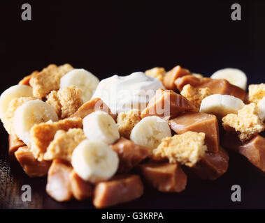 Banoffee Pie Zutaten, Verdauungs-Kekse, Banane und toffee Stockfoto