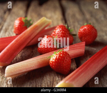 Erdbeeren und Rhabarber auf Holztisch, Nahaufnahme Stockfoto